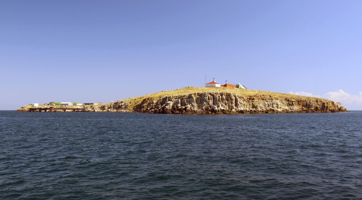 Ilha da Cobra fica a cerca de 48 quilômetros da costa da Ucrânia e perto das rotas marítimas
