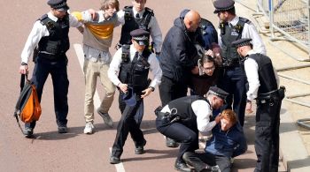 Pelo menos duas pessoas foram presas pela polícia de Londres após atrapalhar o desfile militar que marca início das celebrações de 70 anos do reinado da monarca britânica