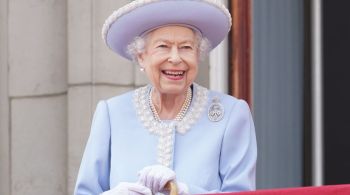 Monarca apareceu na varanda do Palácio de Buckingham para receber uma saudação nesta quinta-feira (2)