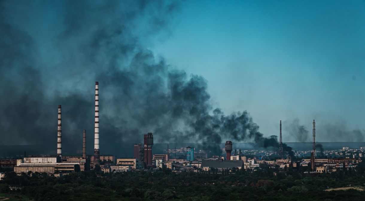 Coluna de fumaça em Severodonetsk, no leste da Ucrânia