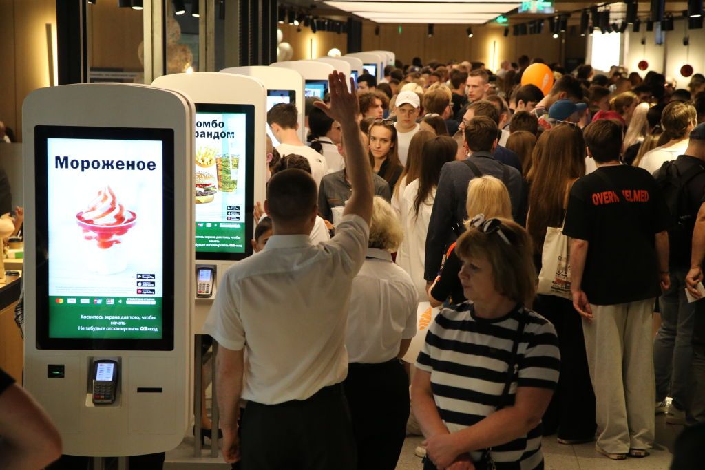 Clientes fazem fila no dia de abertura do "Vkusno - i tochka", sucessor do McDonald's na Rússia, 12 de junho de 2022