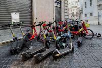 E-scooters deveriam ser solução para transporte em Roma, mas se tornaram “armadilhas”