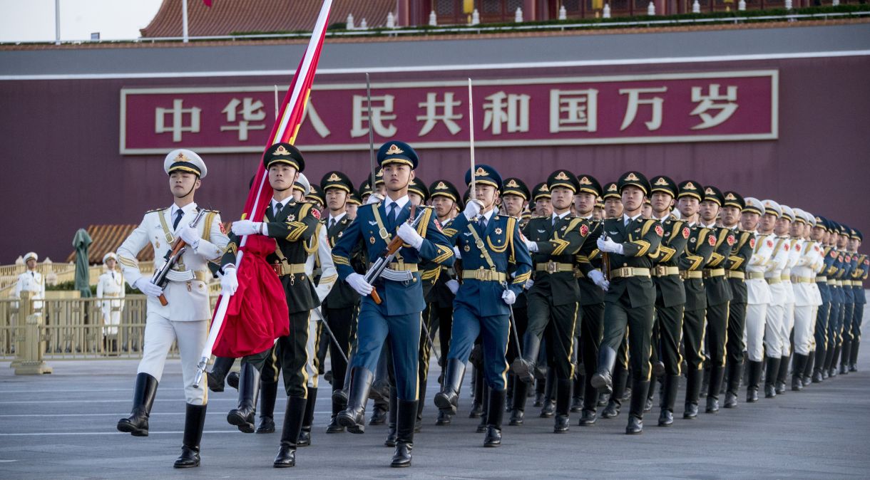 Militares do ELP (Exército de Libertação Popular) desfilam em evento na China