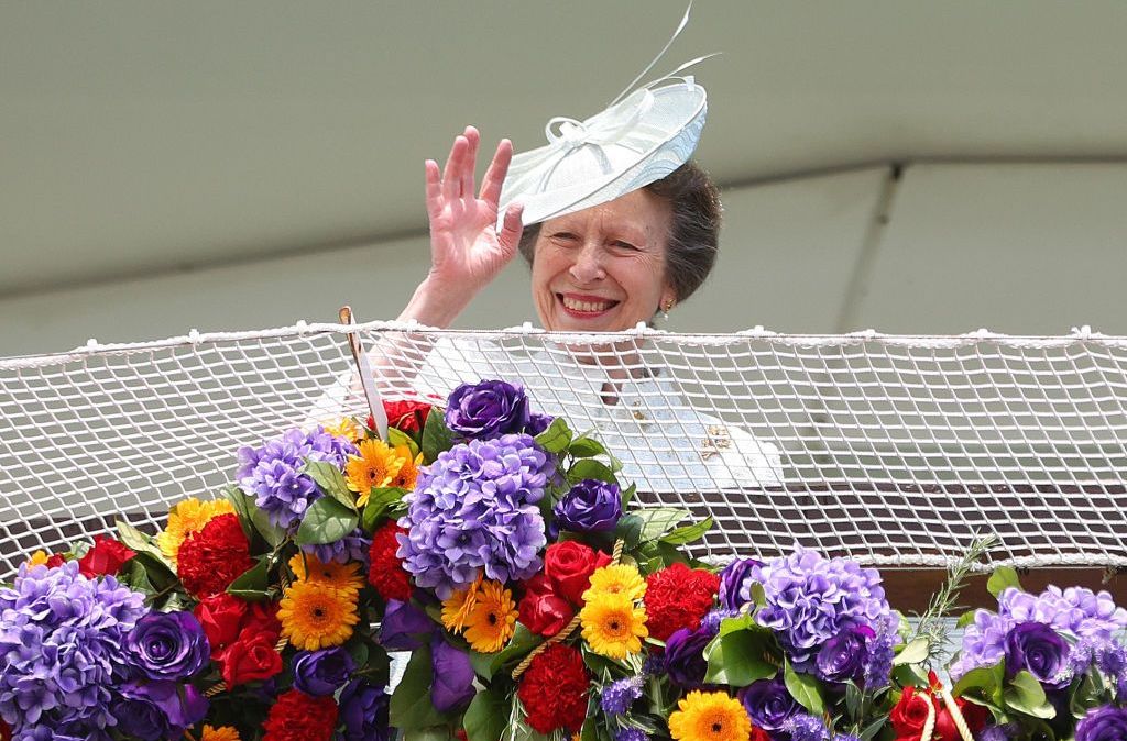 Princesa Anne, segunda filha da rainha, representa a coroa britânica na corrida de cavalos em Epsom