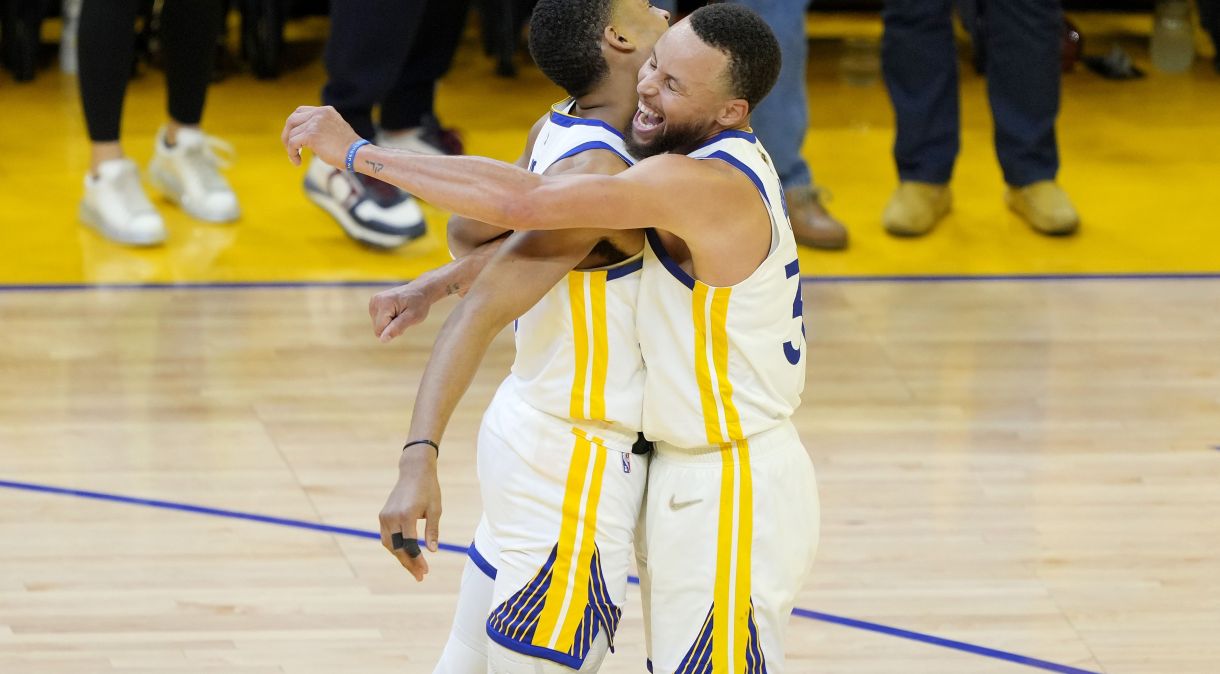 Stephen Curry e Jordan Poole nas finais da NBA na temporada 2021/2022