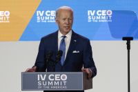 Biden diz que mundo precisa de governos democráticos e promete proteção a imigrantes