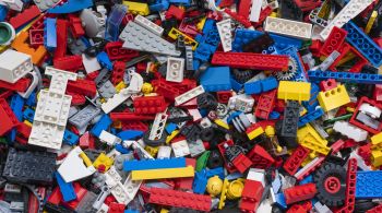 O Lego, um termo que vem da junção de "leg godt", que significa jogar bem em dinamarquês, foi nomeado o maior brinquedo de todos os tempos; nesse sábado, celebrou seu 90º aniversário