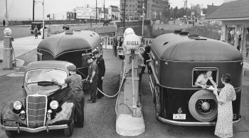 Em meados do século 20, redes americanas anunciavam infraestrutura limpa e focavam propagandas em motoristas mulheres brancas