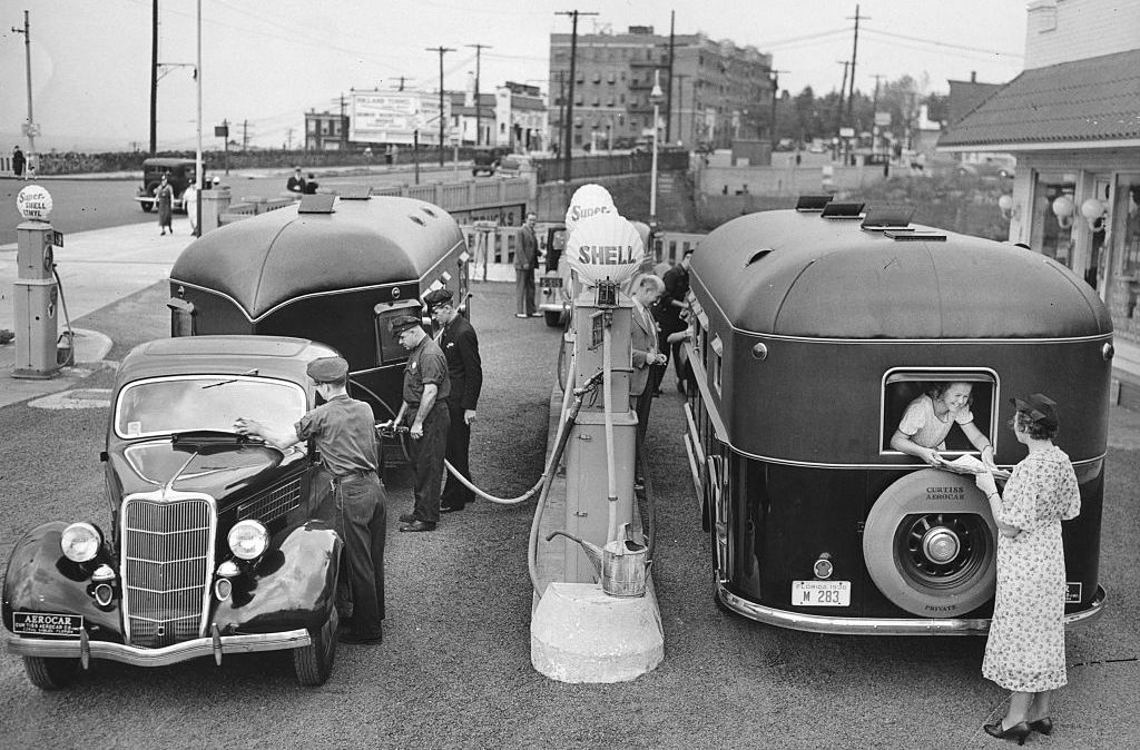 Posto de gasolina em Nova Jersey no início de meados do século 20. Postos de gasolina modernizaram seus banheiros para atrair mulheres