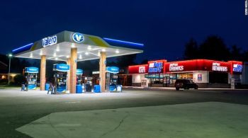 Preço médio da gasolina nos Estados Unidos gira em torno de US$ 5 por galão e as famílias também têm visto o preço nos supermercados aumentarem com a inflação