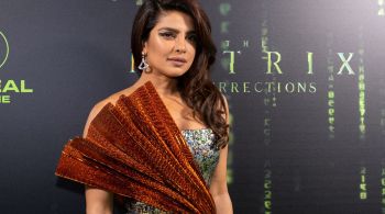 As imagens mostravam quatro homens seguindo uma mulher e críticos - incluindo a atriz Priyanka Chopra - disseram que incitavam um estupro coletivo 