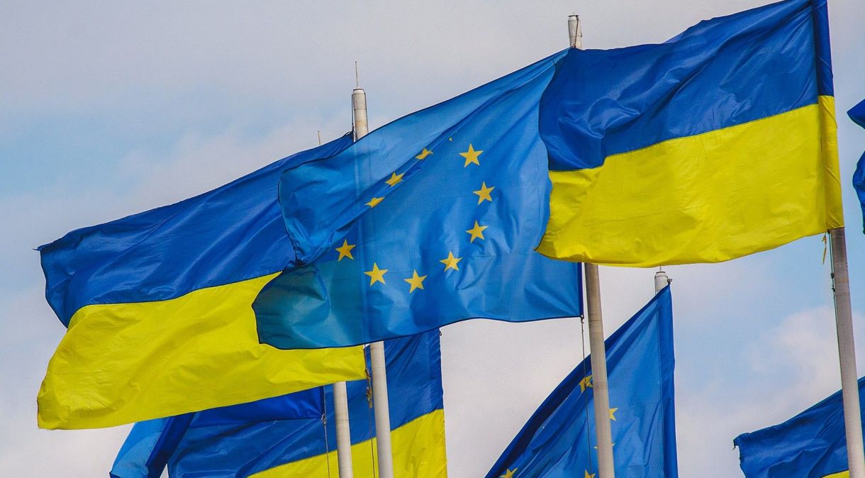 Bandeiras da Ucrânia e da União Europeia