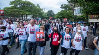 Familiares de Dom Phillips, representantes da Funai e mais manifestantes se reuniram em ato na praia de Copacabana