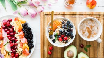 Quatro padrões de alimentação saudável compartilham o foco em consumir mais grãos integrais, frutas, vegetais, nozes e legumes; veja qual pode ser melhor para você