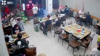 Mulheres foram brutalmente agredidas por nove homens na cidade de Tangshan, depois que uma delas se opôs a ser assediada sexualmente