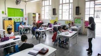 Secretaria da Educação diz que a medida visa combater o mau desempenho escolar; entidades criticam a decisão