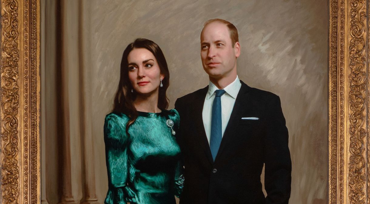 Primeira pintura de retrato do príncipe britânico William com sua esposa Kate, o duque e a duquesa de Cambridge