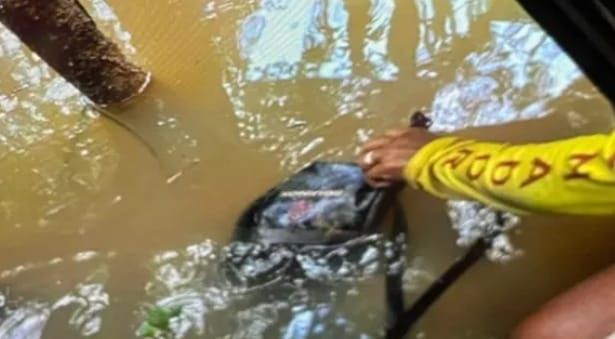 Foto da mochila encontrada em área de buscas por desaparecidos