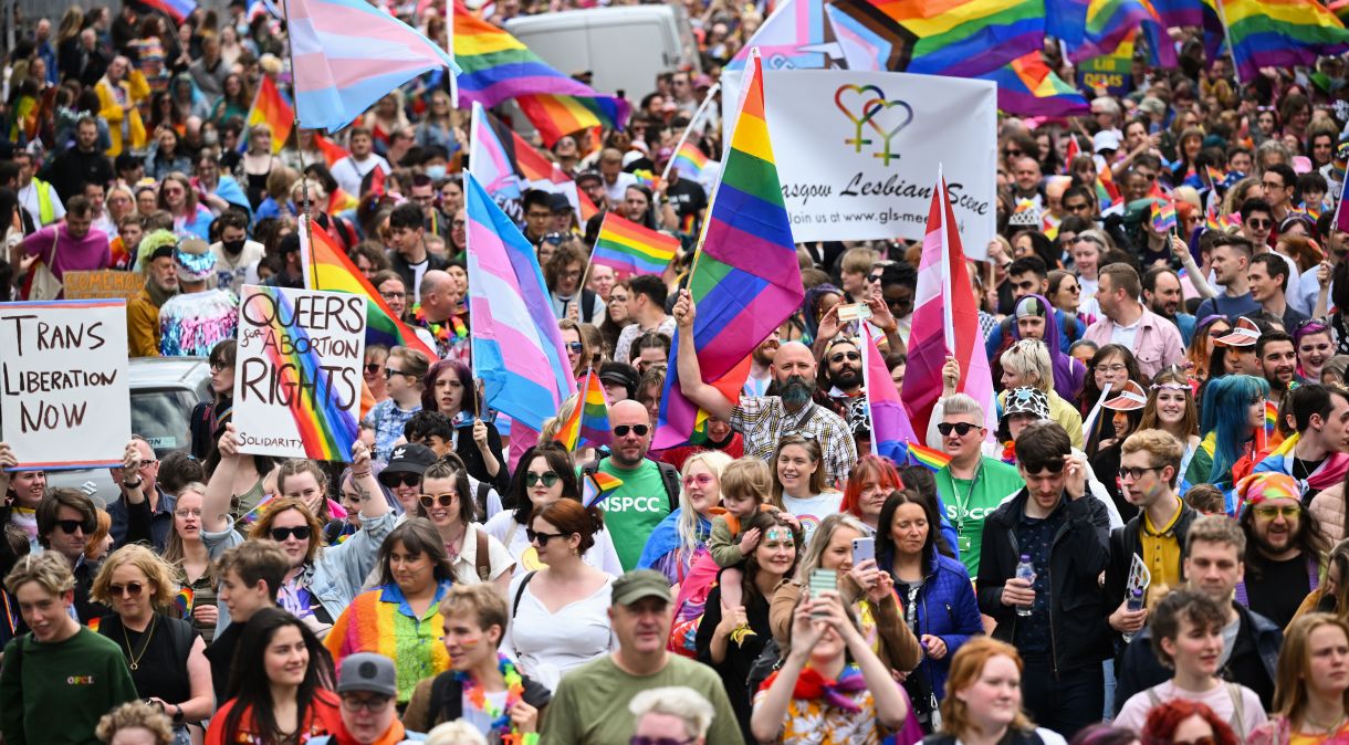 Parada LGBTQIA+ em Glasgow, na Escócia, neste sábado (25)