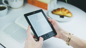 Amazon lançou e-reader original em 19 de novembro de 2007, impulsionando indústria editorial a abraçar ainda mais livros digitais