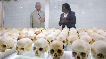 Charles visitou o país durante reunião de líderes da Commonwealth, e conheceu memoriais do conflito entre Hutus e Tutsis