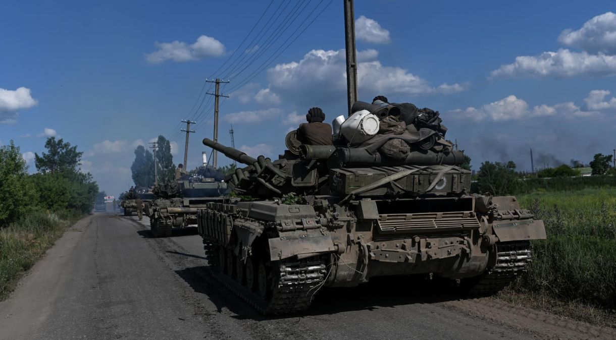 Coluna de tanques do exército ucraniano em uma estrada perto de Lysychansk, em 19 de junho de 2022