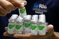 Rio: postos de vacinação registram filas em meio à alta de casos de Covid e gripe