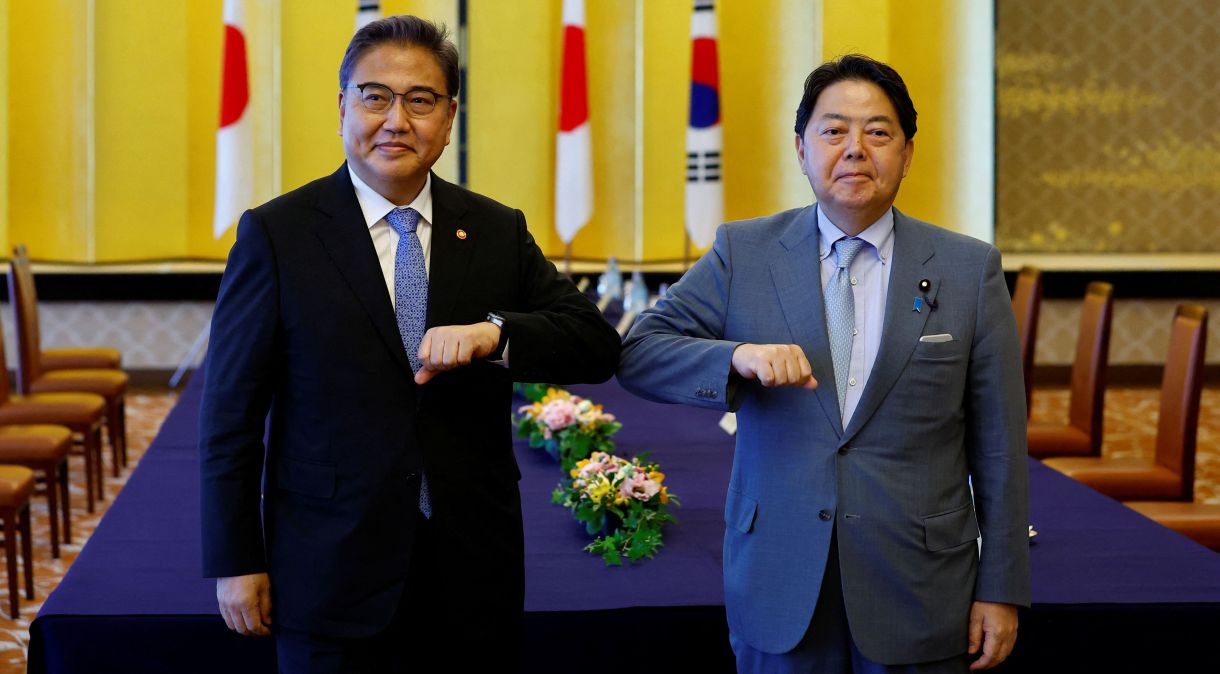 Ministro das Relações Exteriores da Coreia do Sul, Park Jin, ao lado do ministro das Relações Exteriores do Japão, Yoshimasa Hayashi, durante reunião em Tóquio18/07/2022