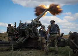 Economia administrada por Putin produz cerca de três milhões de munições de artilharia por ano, contra cerca de 1,2 milhões que os EUA e Europa juntos geram para enviar a Kiev, disseram fontes