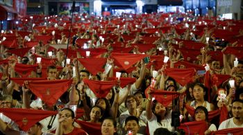 Corrida de touros, onde grupos de pessoas correm na frente de um ou mais touros de briga, são uma tradição espanhola de longa data