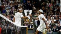 Nick Kyrgios e Stefanos Tsitsipas são multados após partida de Wimbledon