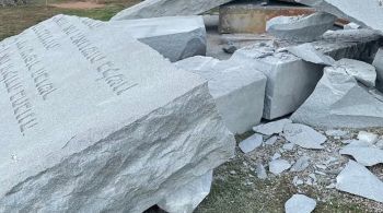 Uma bomba foi detonada perto da escultura em granito de quase 6 metros conhecida como "As Pedras Guias da Geórgia"