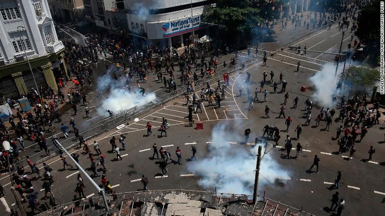 A polícia dispara água e gás lacrimogêneo para dispersar manifestantes reunidos em uma rua que leva à residência oficial do presidente em 9 de julho