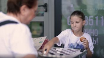 Valeria Yezhova é campeã mundial no jogo de tabuleiro na categoria para sua idade 