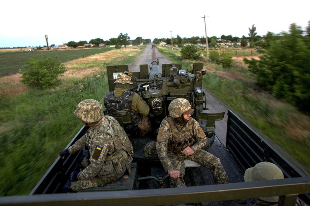 Militares ucranianos percorrem a região de Mykolaiv em meados de junho