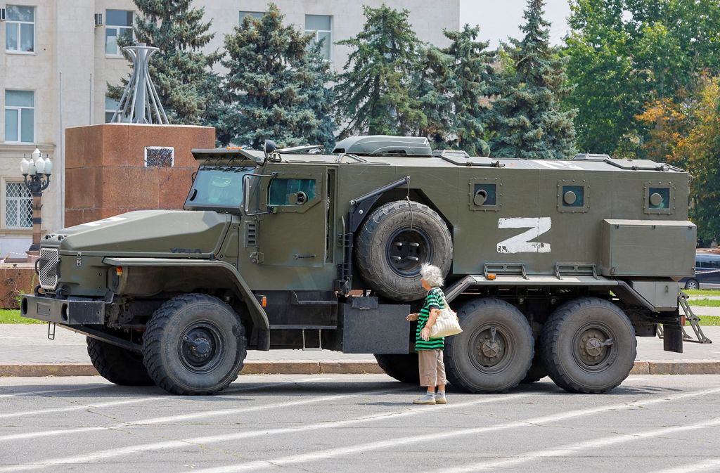 Um caminhão blindado com o símbolo "Z" pró-Rússia estacionado perto do antigo prédio do conselho regional da Ucrânia em Kherson em 25 de julho