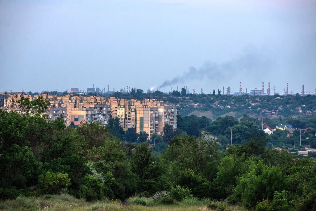 Fumaça sobe sobre o horizonte da cidade em Kryvyi Rih no final de junho