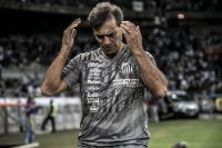 Após eliminação na Sul-Americana, Santos anuncia demissão de Fabián Bustos