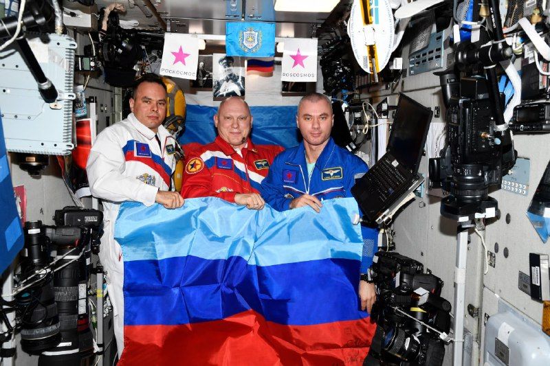 Cosmonautas russos a bordo da Estação Espacial Internacional comemoram nesta segunda-feira (4) a captura pela Rússia da região leste ucraniana de Luhansk