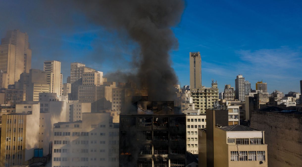 Incêndio de grandes proporções atinge edifício comercial na rua Barão de Duprat, na região da 25 de Março (11/07/2022)