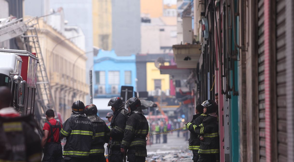 Vista da região onde o prédio de 10 andares pegou fogo na região da Rua 25 de Março, no centro de São Paulo