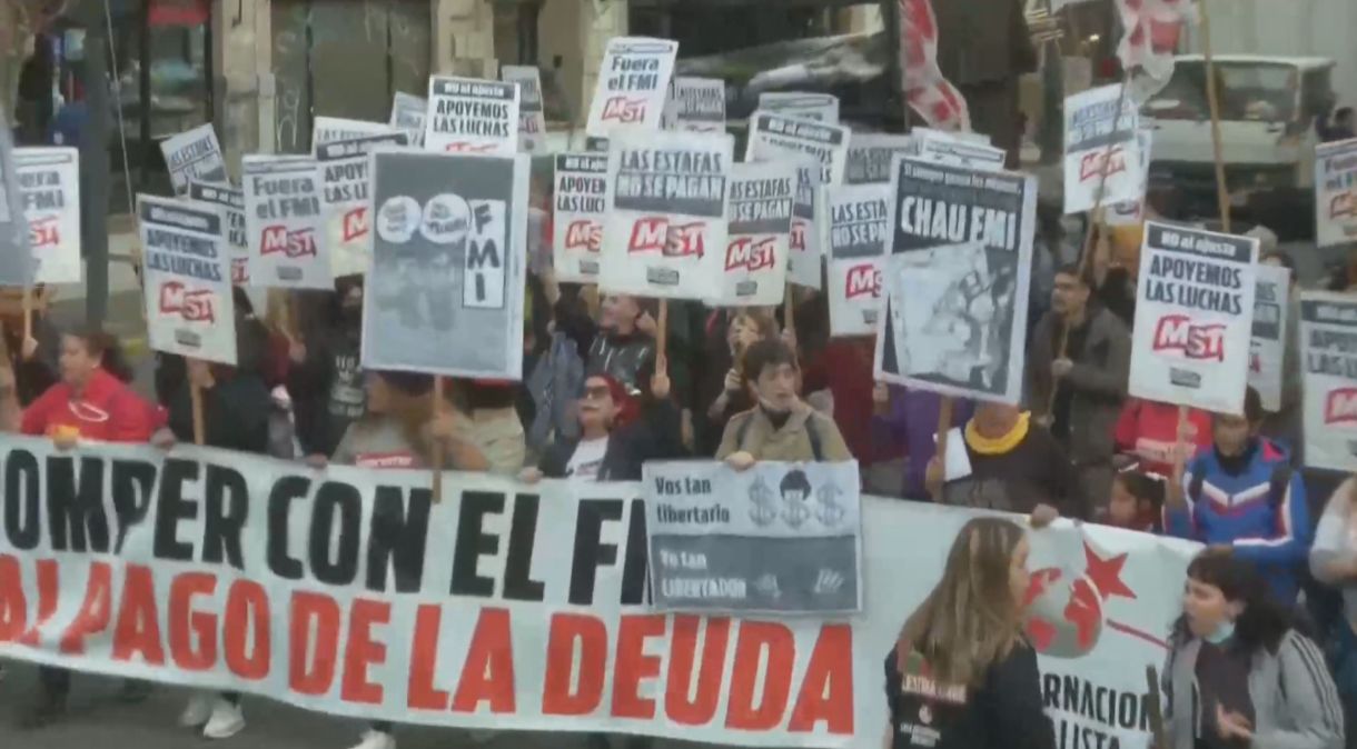 Na Argentina, o dia da Independência do país foi marcado por protestos contra a crise econômica que o país enfrenta
