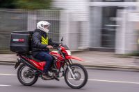 “Estou com medo de fazer entregas”, diz motoboy que viralizou após desentendimento com cliente no Leblon