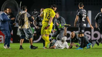 Torcedor invadiu o campo na partida entre Santos e Corinthians, na Copa do Brasil de 2022; Nas redes sociais, Cássio diz que 'tragédia' está próxima