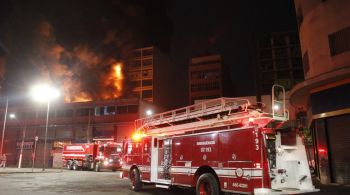 Ocorrência foi registrada na noite de domingo (10), e 80 bombeiros trabalharam até a manhã desta segunda (11) para o combate às chamas