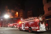 Incêndio atinge prédios comerciais na região da 25 de Março, em São Paulo