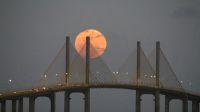 Maior Superlua de 2022 surge no céu na noite desta quarta-feira; veja imagens