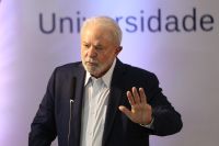 Elite brasileira discute teto de gastos, mas não debate política social, diz Lula