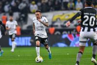 Corinthians vence Botafogo e segue na cola do líder Palmeiras