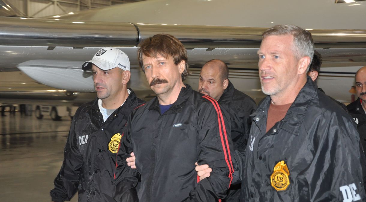 Viktor Bout desembarca em aeroporto próximo a Nova York em novembro de 2010, após ter sido extraditado da Tailândia para os EUA